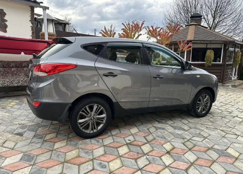 К вашему вниманию hyundai ix35 2014 года мотор 2.0 бензин пробег 185 тыс родного в идеальном состоянии как по кузову так и технически мотор работает отдично тихо без посторонних шумов коробка работает как нужно переключает плавно не пинает не задерживает все в идеале автомобиль в родном окрасе 1-косметический окрас без дтп! одно притертость было в паркинге крашена одна дверь вторичка!!! все стекла родные кроме лобового поменяли камушек попал была трещина мешала обзору … в этом автомобиле есть все для комфортной езды. юридически чистый автомобиль!!! продажа по договору купли-продажи или через мрэо!!!! комплектация -датчик света: -датчик дождя: -круиз контроль: -доводчики стёкол: -подогревы всех сидений: -помощь при спуске: -адаптивные фары: -парктроники: -4 стекло подъёмника: -электро зеркала: -подогрев зеркал заднего вида: -бортовой компьютер: цена 1 390 000 тел +79495095858 тел +79895435743 тел-ватс. 📲 tg: н 📲 tg: николай н а 📞 звоните: +7(949)5095858 - фотография - 4