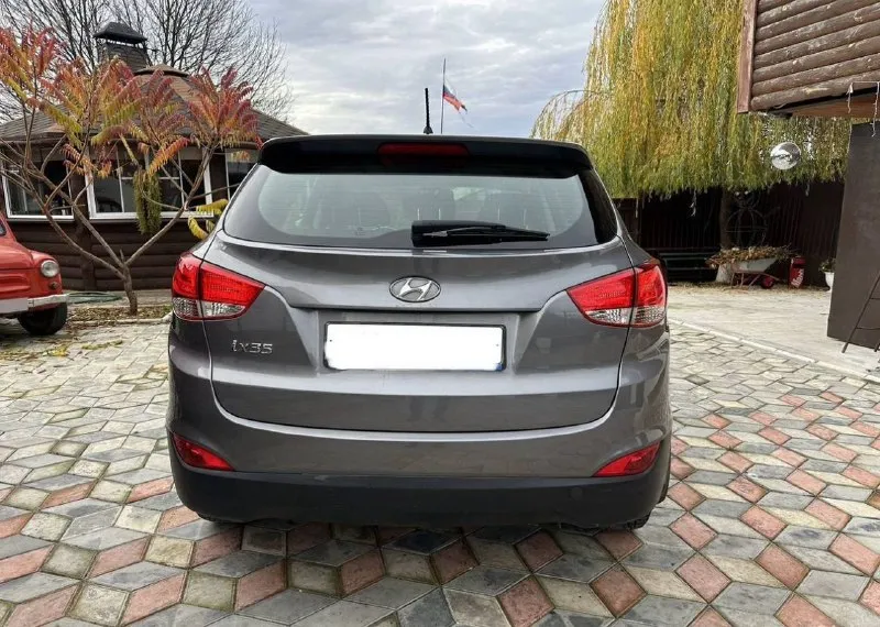 К вашему вниманию hyundai ix35 2014 года мотор 2.0 бензин пробег 185 тыс родного в идеальном состоянии как по кузову так и технически мотор работает отдично тихо без посторонних шумов коробка работает как нужно переключает плавно не пинает не задерживает все в идеале автомобиль в родном окрасе 1-косметический окрас без дтп! одно притертость было в паркинге крашена одна дверь вторичка!!! все стекла родные кроме лобового поменяли камушек попал была трещина мешала обзору … в этом автомобиле есть все для комфортной езды. юридически чистый автомобиль!!! продажа по договору купли-продажи или через мрэо!!!! комплектация -датчик света: -датчик дождя: -круиз контроль: -доводчики стёкол: -подогревы всех сидений: -помощь при спуске: -адаптивные фары: -парктроники: -4 стекло подъёмника: -электро зеркала: -подогрев зеркал заднего вида: -бортовой компьютер: цена 1 390 000 тел +79495095858 тел +79895435743 тел-ватс. 📲 tg: н 📲 tg: николай н а 📞 звоните: +7(949)5095858 - фотография - 6
