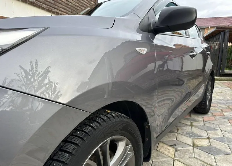 К вашему вниманию hyundai ix35 2014 года мотор 2.0 бензин пробег 185 тыс родного в идеальном состоянии как по кузову так и технически мотор работает отдично тихо без посторонних шумов коробка работает как нужно переключает плавно не пинает не задерживает все в идеале автомобиль в родном окрасе 1-косметический окрас без дтп! одно притертость было в паркинге крашена одна дверь вторичка!!! все стекла родные кроме лобового поменяли камушек попал была трещина мешала обзору … в этом автомобиле есть все для комфортной езды. юридически чистый автомобиль!!! продажа по договору купли-продажи или через мрэо!!!! комплектация -датчик света: -датчик дождя: -круиз контроль: -доводчики стёкол: -подогревы всех сидений: -помощь при спуске: -адаптивные фары: -парктроники: -4 стекло подъёмника: -электро зеркала: -подогрев зеркал заднего вида: -бортовой компьютер: цена 1 390 000 тел +79495095858 тел +79895435743 тел-ватс. 📲 tg: н 📲 tg: николай н а 📞 звоните: +7(949)5095858 - фотография - 7