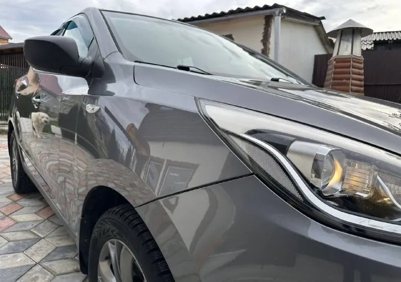 К вашему вниманию hyundai ix35 2014 года мотор 2.0 бензин пробег 185 тыс родного в идеальном состоянии как по кузову так и технически мотор работает отдично тихо без посторонних шумов коробка работает как нужно переключает плавно не пинает не задерживает все в идеале автомобиль в родном окрасе 1-косметический окрас без дтп! одно притертость было в паркинге крашена одна дверь вторичка!!! все стекла родные кроме лобового поменяли камушек попал была трещина мешала обзору … в этом автомобиле есть все для комфортной езды. юридически чистый автомобиль!!! продажа по договору купли-продажи или через мрэо!!!! комплектация -датчик света: -датчик дождя: -круиз контроль: -доводчики стёкол: -подогревы всех сидений: -помощь при спуске: -адаптивные фары: -парктроники: -4 стекло подъёмника: -электро зеркала: -подогрев зеркал заднего вида: -бортовой компьютер: цена 1 390 000 тел +79495095858 тел +79895435743 тел-ватс. 📲 tg: н 📲 tg: николай н а 📞 звоните: +7(949)5095858 - фотография - 8