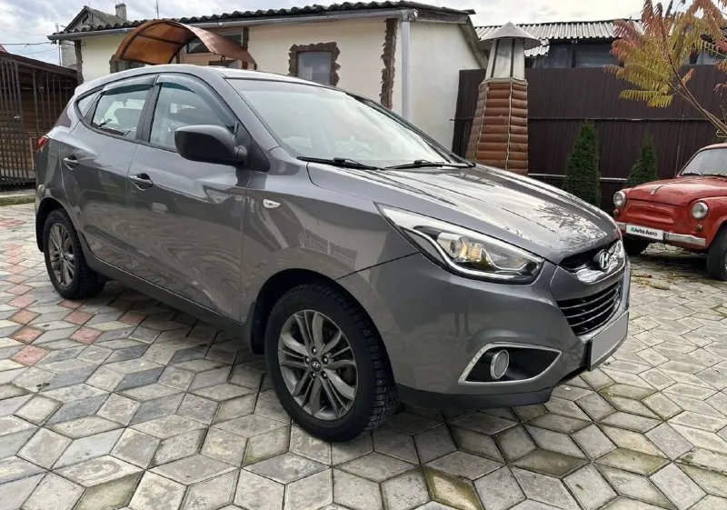К вашему вниманию hyundai ix35 2014 года мотор 2.0 бензин пробег 185 тыс родного в идеальном состоянии как по кузову так и технически мотор работает отдично тихо без посторонних шумов коробка работает как нужно переключает плавно не пинает не задерживает все в идеале автомобиль в родном окрасе 1-косметический окрас без дтп! одно притертость было в паркинге крашена одна дверь вторичка!!! все стекла родные кроме лобового поменяли камушек попал была трещина мешала обзору … в этом автомобиле есть все для комфортной езды. юридически чистый автомобиль!!! продажа по договору купли-продажи или через мрэо!!!! комплектация -датчик света: -датчик дождя: -круиз контроль: -доводчики стёкол: -подогревы всех сидений: -помощь при спуске: -адаптивные фары: -парктроники: -4 стекло подъёмника: -электро зеркала: -подогрев зеркал заднего вида: -бортовой компьютер: цена 1 390 000 тел +79495095858 тел +79895435743 тел-ватс. 📲 tg: н 📲 tg: николай н а 📞 звоните: +7(949)5095858 - фотография - 9