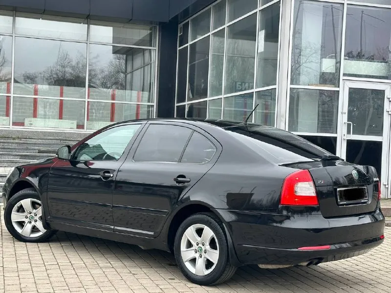 Skoda octavia a5 рестайлинг 1.8t на обычном автомате asin! автомобиль в идеальном состоянии, по другому не напишешь, так как автомобиль обслужен до мелочей абсолютно, двигатель 1.8t в паре с 6 ступенчатым автоматом, самая лучшая связка! год 2012г, комплектация максимальная! подогрев всех сидений! мульти руль, круиз контроль, сигнализация starlina автозапуск с ключа! что хорошо в зимнее время)) климат контроль, складывание зеркал, и многое другое! по ходовой нечего не стучит не гремит, пробег родной 177тыс, км все подтверждено, своими словами тот кто купит останется доволен, с документами полностью порядок! цена 🍋1.080тыс₽ звоните +7949-551-68-75 - фотография - 2
