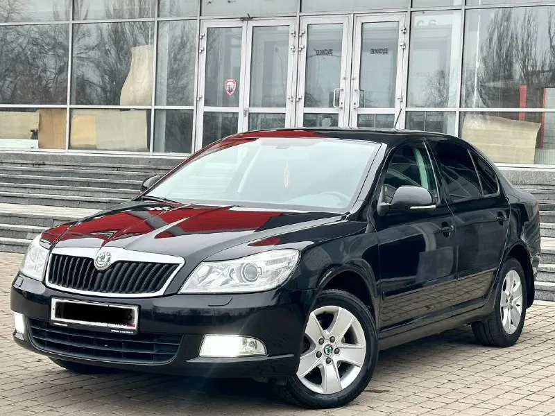 Skoda octavia a5 рестайлинг 1.8t на обычном автомате asin! автомобиль в идеальном состоянии, по другому не напишешь, так как автомобиль обслужен до мелочей абсолютно, двигатель 1.8t в паре с 6 ступенчатым автоматом, самая лучшая связка! год 2012г, комплектация максимальная! подогрев всех сидений! мульти руль, круиз контроль, сигнализация starlina автозапуск с ключа! что хорошо в зимнее время)) климат контроль, складывание зеркал, и многое другое! по ходовой нечего не стучит не гремит, пробег родной 177тыс, км все подтверждено, своими словами тот кто купит останется доволен, с документами полностью порядок! цена 🍋1.080тыс₽ звоните +7949-551-68-75 - фотография - 3