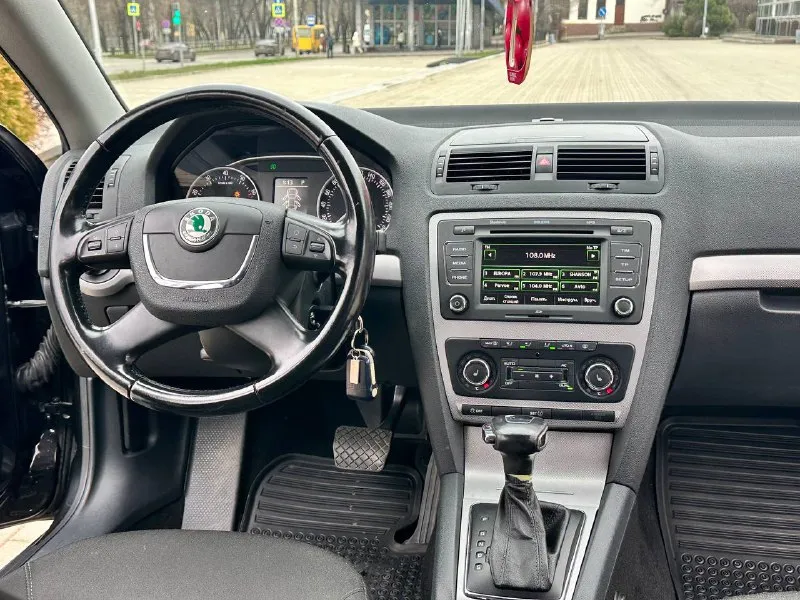 Skoda octavia a5 рестайлинг 1.8t на обычном автомате asin! автомобиль в идеальном состоянии, по другому не напишешь, так как автомобиль обслужен до мелочей абсолютно, двигатель 1.8t в паре с 6 ступенчатым автоматом, самая лучшая связка! год 2012г, комплектация максимальная! подогрев всех сидений! мульти руль, круиз контроль, сигнализация starlina автозапуск с ключа! что хорошо в зимнее время)) климат контроль, складывание зеркал, и многое другое! по ходовой нечего не стучит не гремит, пробег родной 177тыс, км все подтверждено, своими словами тот кто купит останется доволен, с документами полностью порядок! цена 🍋1.080тыс₽ звоните +7949-551-68-75 - фотография - 7
