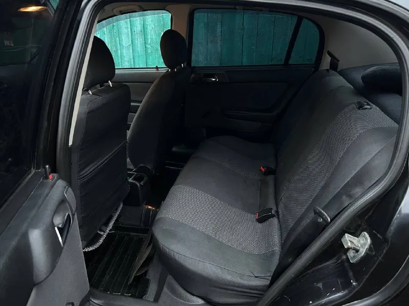 Продам opel astra classic 2006 года. пробег 17500. машина с салона в 1 семье, гаражного хранения, своевременного обслуживания. авто в отличном состоянии без гнили и ржавчины. все вопросы по телефону. отдаю вместе с зимней резиной на штампах. торг у капота. цена: 500000 макеевка +79493889340 📞 звоните: +7(949)3889340 - фотография - 2