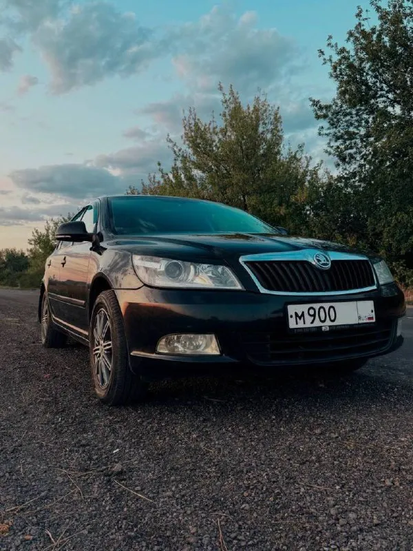 Продаю бодрый и быстрый автомобиль skoda октавия 1.8 турбо (160 л. с.) 2009г, в хорошем состоянии. своевременно обслуживал, денег не жалел, при мне много чего было поменяно. зеленая автотека, штрафов, запретов нет. авто не прошивалось. хорошая комплектация: салон кожа, двухзонный климат контроль, круиз контроль, 4 эсп, датчик дождя/света, складывание зеркал, обогрев зеркал, парктроники, холодильник в бардачке, хорошая мультимедиа teyes cc3l, отличные кубические светодиодные led фары проекционного типа, в круг зашумлена, хорошая музыка, салон кожаный. поставил липучки, откатал сезон. пробег родной 207.000 если что то интересует, звоните или пишите, расскажу. г. донецк обмен не предлагать. цена 700 т. р +79498182909 тг a_sanchik 📲 tg: @a_sanchik1 📞 звоните: +7(949)8182909 - фотография - 2