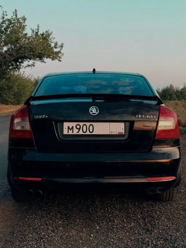 Продаю бодрый и быстрый автомобиль skoda октавия 1.8 турбо (160 л. с.) 2009г, в хорошем состоянии. своевременно обслуживал, денег не жалел, при мне много чего было поменяно. зеленая автотека, штрафов, запретов нет. авто не прошивалось. хорошая комплектация: салон кожа, двухзонный климат контроль, круиз контроль, 4 эсп, датчик дождя/света, складывание зеркал, обогрев зеркал, парктроники, холодильник в бардачке, хорошая мультимедиа teyes cc3l, отличные кубические светодиодные led фары проекционного типа, в круг зашумлена, хорошая музыка, салон кожаный. поставил липучки, откатал сезон. пробег родной 207.000 если что то интересует, звоните или пишите, расскажу. г. донецк обмен не предлагать. цена 700 т. р +79498182909 тг a_sanchik 📲 tg: @a_sanchik1 📞 звоните: +7(949)8182909 - фотография - 4