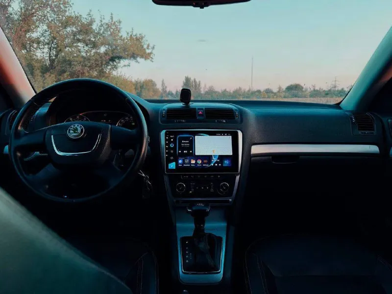 Продаю бодрый и быстрый автомобиль skoda октавия 1.8 турбо (160 л. с.) 2009г, в хорошем состоянии. своевременно обслуживал, денег не жалел, при мне много чего было поменяно. зеленая автотека, штрафов, запретов нет. авто не прошивалось. хорошая комплектация: салон кожа, двухзонный климат контроль, круиз контроль, 4 эсп, датчик дождя/света, складывание зеркал, обогрев зеркал, парктроники, холодильник в бардачке, хорошая мультимедиа teyes cc3l, отличные кубические светодиодные led фары проекционного типа, в круг зашумлена, хорошая музыка, салон кожаный. поставил липучки, откатал сезон. пробег родной 207.000 если что то интересует, звоните или пишите, расскажу. г. донецк обмен не предлагать. цена 700 т. р +79498182909 тг a_sanchik 📲 tg: @a_sanchik1 📞 звоните: +7(949)8182909 - фотография - 5