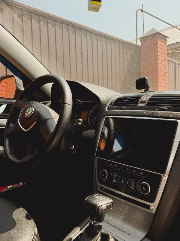 Продаю бодрый и быстрый автомобиль skoda октавия 1.8 турбо (160 л. с.) 2009г, в хорошем состоянии. своевременно обслуживал, денег не жалел, при мне много чего было поменяно. зеленая автотека, штрафов, запретов нет. авто не прошивалось. хорошая комплектация: салон кожа, двухзонный климат контроль, круиз контроль, 4 эсп, датчик дождя/света, складывание зеркал, обогрев зеркал, парктроники, холодильник в бардачке, хорошая мультимедиа teyes cc3l, отличные кубические светодиодные led фары проекционного типа, в круг зашумлена, хорошая музыка, салон кожаный. поставил липучки, откатал сезон. пробег родной 207.000 если что то интересует, звоните или пишите, расскажу. г. донецк обмен не предлагать. цена 700 т. р +79498182909 тг a_sanchik 📲 tg: @a_sanchik1 📞 звоните: +7(949)8182909 - фотография - 6