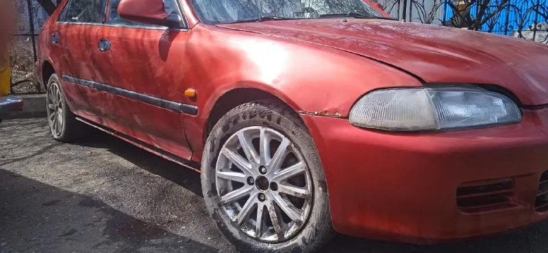 Срочно продам в донецке!!! honda цивик 5 поколения 1992 г. машина на ходу, сел и поехал. стекло подъёмник и люк на крыше электрический всё работает, дно целое полу ацынкованное, было газовое оборудование его убрали остался в багажнике балон таблетка и проводка под капотом, я хозяин, но есть ограничения в продаже. есть небольшие проблемы (сделать развал схождения, после замены стоек и ходовой), свет слабоват я бы ксеноны поставил. цена 190 000 рублей, торг у капота. тел: +79493114657. 📞 звоните: +7(949)3114657 - фотография - 3