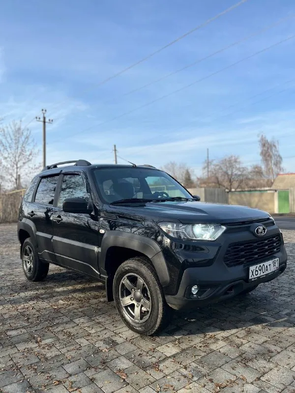 Продам ваз niva travel 2023года выпуска. в отличном состоянии. машину покупали новую, 1 хозяин. пробег 45 тыс км. машина в родной краске. два комплекта колес с дисками лето r15 зима r16.комплектация: кондиционер, подогрев передних сидений, 2 эл. стеклоподъемника. стоит хороший свет, полный антикор. по документам без проблем, переоформление в мрэо. цена 1.100.000 тыс рублей + торг у капота. осмотр г. антрацит +7 (959) 101-94-99 📞 звоните: +7(959)1019499 - фотография - 2