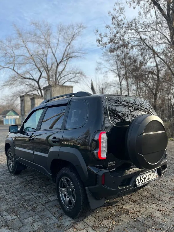 Продам ваз niva travel 2023года выпуска. в отличном состоянии. машину покупали новую, 1 хозяин. пробег 45 тыс км. машина в родной краске. два комплекта колес с дисками лето r15 зима r16.комплектация: кондиционер, подогрев передних сидений, 2 эл. стеклоподъемника. стоит хороший свет, полный антикор. по документам без проблем, переоформление в мрэо. цена 1.100.000 тыс рублей + торг у капота. осмотр г. антрацит +7 (959) 101-94-99 📞 звоните: +7(959)1019499 - фотография - 3