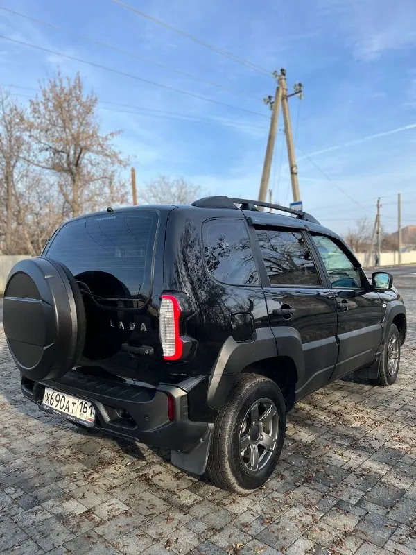 Продам ваз niva travel 2023года выпуска. в отличном состоянии. машину покупали новую, 1 хозяин. пробег 45 тыс км. машина в родной краске. два комплекта колес с дисками лето r15 зима r16.комплектация: кондиционер, подогрев передних сидений, 2 эл. стеклоподъемника. стоит хороший свет, полный антикор. по документам без проблем, переоформление в мрэо. цена 1.100.000 тыс рублей + торг у капота. осмотр г. антрацит +7 (959) 101-94-99 📞 звоните: +7(959)1019499 - фотография - 4