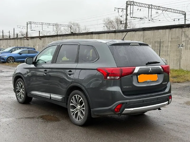Всем привет! в продаже mitsubishi outlander, 2.0 л, 146 л. с., 2016 года. пробег 198 081 км. машина была в одних руках всё время. покупалась компанией для перевозки директора, ездил на ней взрослый мужчина очень аккуратно, по салону видно. в авариях не участвовала. единственное, дилеры меняли переднюю дверь водителя: в неё ударилось колесо, которое слетело с авто. официалы поменяли дверь полностью. по технике в отличном состоянии, обслуживалась как надо. есть незначительные коцки по кузову, а так в отличном состоянии, делать ничего не надо, сел и поехал. покупала девушка себе, но ей большая. .. обмен возможен, цена на обмен выше. а за деньги 1.4 млн. тг. и ватцап.89595932537 авто в лнр 📞 звоните: +7(959)5932537 - фотография - 2