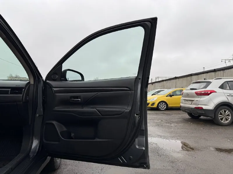 Всем привет! в продаже mitsubishi outlander, 2.0 л, 146 л. с., 2016 года. пробег 198 081 км. машина была в одних руках всё время. покупалась компанией для перевозки директора, ездил на ней взрослый мужчина очень аккуратно, по салону видно. в авариях не участвовала. единственное, дилеры меняли переднюю дверь водителя: в неё ударилось колесо, которое слетело с авто. официалы поменяли дверь полностью. по технике в отличном состоянии, обслуживалась как надо. есть незначительные коцки по кузову, а так в отличном состоянии, делать ничего не надо, сел и поехал. покупала девушка себе, но ей большая. .. обмен возможен, цена на обмен выше. а за деньги 1.4 млн. тг. и ватцап.89595932537 авто в лнр 📞 звоните: +7(959)5932537 - фотография - 4