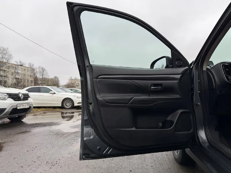 Всем привет! в продаже mitsubishi outlander, 2.0 л, 146 л. с., 2016 года. пробег 198 081 км. машина была в одних руках всё время. покупалась компанией для перевозки директора, ездил на ней взрослый мужчина очень аккуратно, по салону видно. в авариях не участвовала. единственное, дилеры меняли переднюю дверь водителя: в неё ударилось колесо, которое слетело с авто. официалы поменяли дверь полностью. по технике в отличном состоянии, обслуживалась как надо. есть незначительные коцки по кузову, а так в отличном состоянии, делать ничего не надо, сел и поехал. покупала девушка себе, но ей большая. .. обмен возможен, цена на обмен выше. а за деньги 1.4 млн. тг. и ватцап.89595932537 авто в лнр 📞 звоните: +7(959)5932537 - фотография - 5