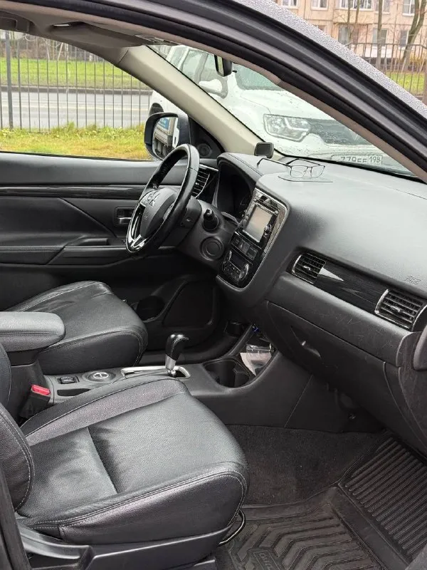 Всем привет! в продаже mitsubishi outlander, 2.0 л, 146 л. с., 2016 года. пробег 198 081 км. машина была в одних руках всё время. покупалась компанией для перевозки директора, ездил на ней взрослый мужчина очень аккуратно, по салону видно. в авариях не участвовала. единственное, дилеры меняли переднюю дверь водителя: в неё ударилось колесо, которое слетело с авто. официалы поменяли дверь полностью. по технике в отличном состоянии, обслуживалась как надо. есть незначительные коцки по кузову, а так в отличном состоянии, делать ничего не надо, сел и поехал. покупала девушка себе, но ей большая. .. обмен возможен, цена на обмен выше. а за деньги 1.4 млн. тг. и ватцап.89595932537 авто в лнр 📞 звоните: +7(959)5932537 - фотография - 7