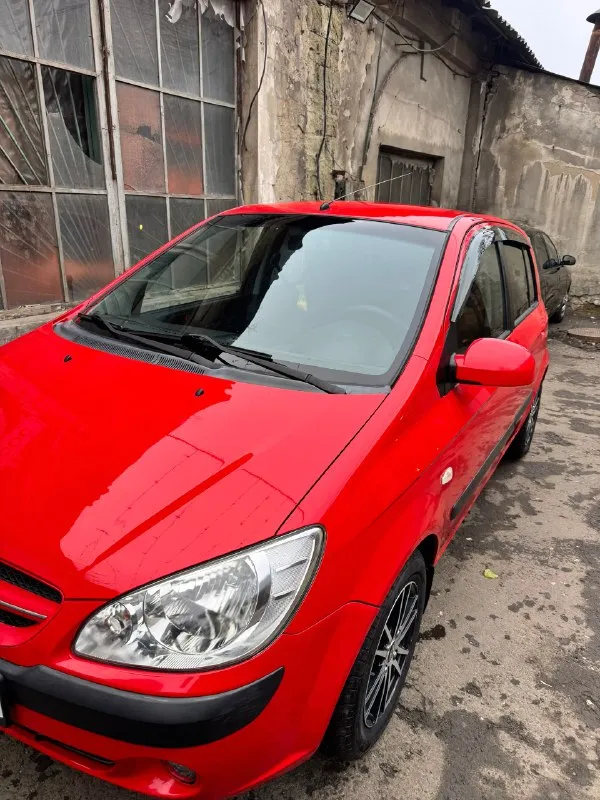 Продам hyundai getz 1.4 механика пробег 140тысяч родной 2006г рестайлинг в шикарном техническом состоянии! авто не требует никаких вложений, мотор и коробка работают как надо. кузов для своих лет хорошем состоянии, пороги и днище без коррозии. уже на зимней резине заменил: масло и фильтра в двс, кпп. ремни грм, гур, кондиционера, генератора, помпа. новый антифриз(промывали систему) вся подвеска обслужена. авто после замены не проехало еще 1000 км по комплектации подогревы сидений, регулировка зеркал, стеклоподъемники, кондиционер, андроид планшет (новый), противотуманки. состояние салона как новое! цена 590 т. р. торг у капота осмотр макеевка +79493359273 📞 звоните: +7(949)3359273 - фотография - 2