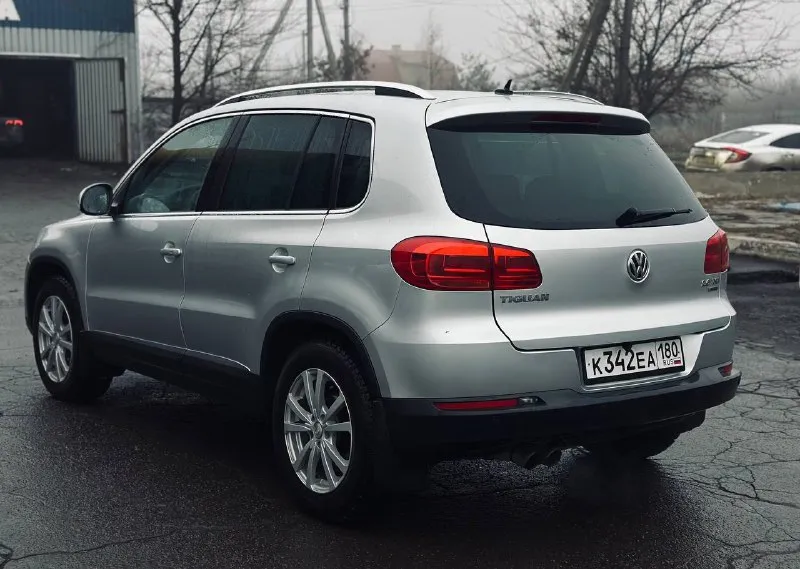 В продаже автомобиль volkswagen 2.0 t. tiguan 2013 г. в с пробегом 190000км. машина в хорошем состоянии делать ничего не надо ( от слова совсем) масло каждые 6000км с одним хозяином в родном окрасе(даже бампера) на новой зимней резине комплектация : -бесключевой доступ -start/stop -двух зонный климат контроль -обогрев сидений. полный привод акпп aisin цена 1.550млн рублей торг вопросы по телефону +79493526160 📞 звоните: +7(949)3526160 - фотография - 3