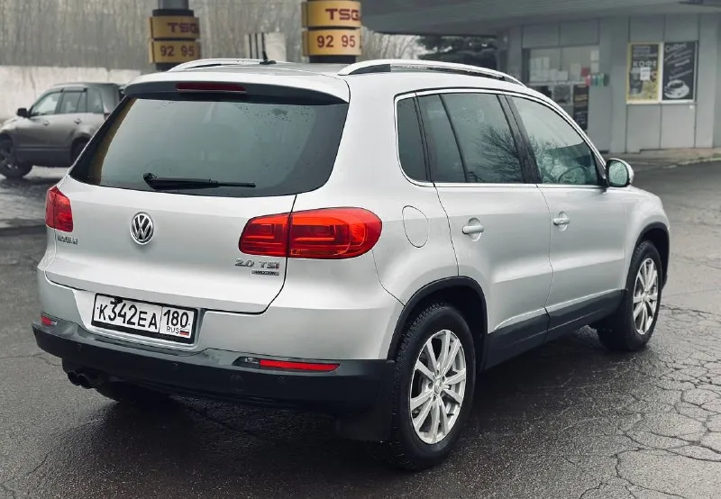 В продаже автомобиль volkswagen 2.0 t. tiguan 2013 г. в с пробегом 190000км. машина в хорошем состоянии делать ничего не надо ( от слова совсем) масло каждые 6000км с одним хозяином в родном окрасе(даже бампера) на новой зимней резине комплектация : -бесключевой доступ -start/stop -двух зонный климат контроль -обогрев сидений. полный привод акпп aisin цена 1.550млн рублей торг вопросы по телефону +79493526160 📞 звоните: +7(949)3526160 - фотография - 5