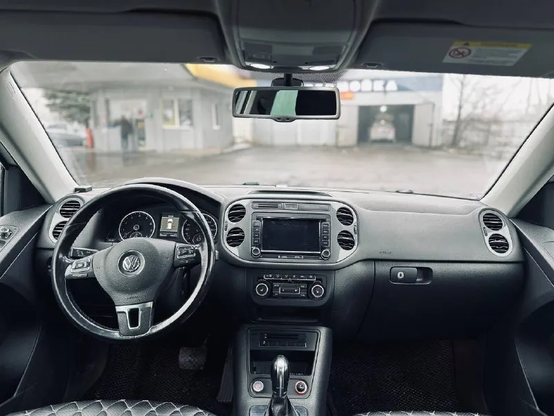 В продаже автомобиль volkswagen 2.0 t. tiguan 2013 г. в с пробегом 190000км. машина в хорошем состоянии делать ничего не надо ( от слова совсем) масло каждые 6000км с одним хозяином в родном окрасе(даже бампера) на новой зимней резине комплектация : -бесключевой доступ -start/stop -двух зонный климат контроль -обогрев сидений. полный привод акпп aisin цена 1.550млн рублей торг вопросы по телефону +79493526160 📞 звоните: +7(949)3526160 - фотография - 7