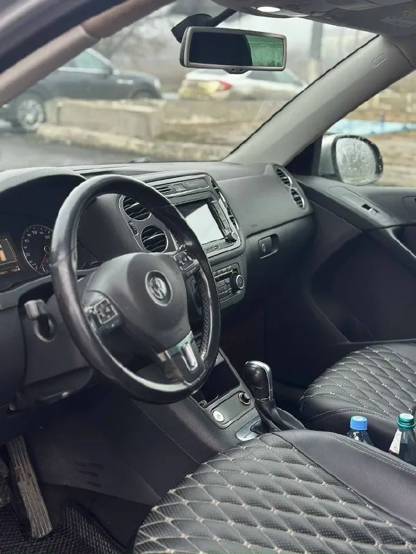 В продаже автомобиль volkswagen 2.0 t. tiguan 2013 г. в с пробегом 190000км. машина в хорошем состоянии делать ничего не надо ( от слова совсем) масло каждые 6000км с одним хозяином в родном окрасе(даже бампера) на новой зимней резине комплектация : -бесключевой доступ -start/stop -двух зонный климат контроль -обогрев сидений. полный привод акпп aisin цена 1.550млн рублей торг вопросы по телефону +79493526160 📞 звоните: +7(949)3526160 - фотография - 8