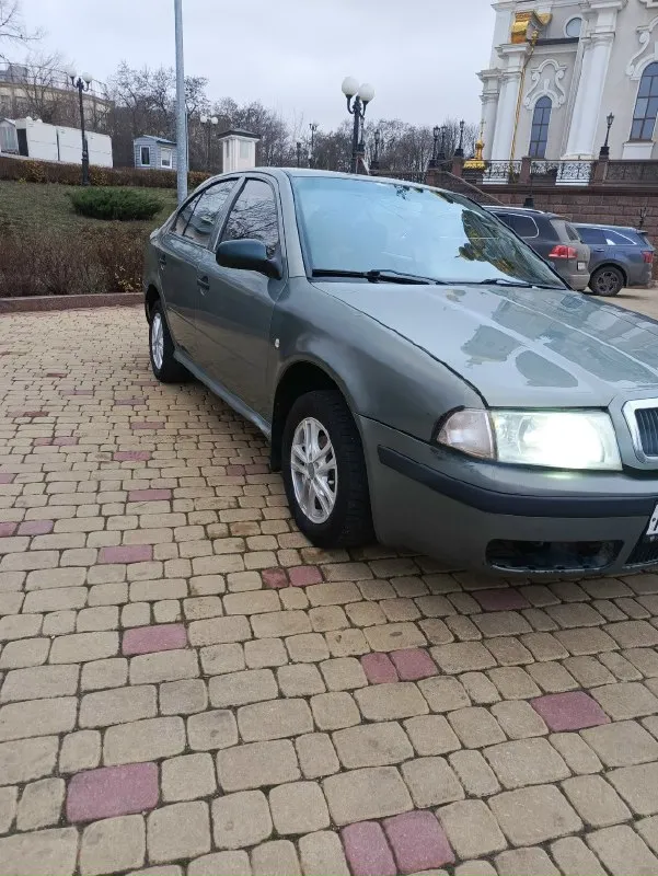 Продам 2002г skoda. tour 1.6 мотор бензин работает идеально масло не расходует не дымит не троит авто в отличном состоянии хорошо сохранилась кпп без хрустов и вылетов плавная кулиса заходит как нада по авто гнили нету ходовая часть вся пересыпана ездить очень мягенка и комфортна днище лазит не нада вся живая машина каждый день ездить проблем нету документы в порядке можем ехать в мрэо и спокойно оформлять стоит резина зима на хороших литых дисках стоит хорошая оптика фары стоят линзовые электрика исправна печка работает очень хорошо машина на каждый день для роботы или так по ездить самое то под капот можно не лазить авто завëл и поехал салон приятный музыка штатная цена всего-лишь 350.000 но есть и торг всегда буду рад договорится с приятными и адекватными людьми посмотреть авто можно г. донецк +79493866286 📞 звоните: +7(949)3866286 - фотография - 2