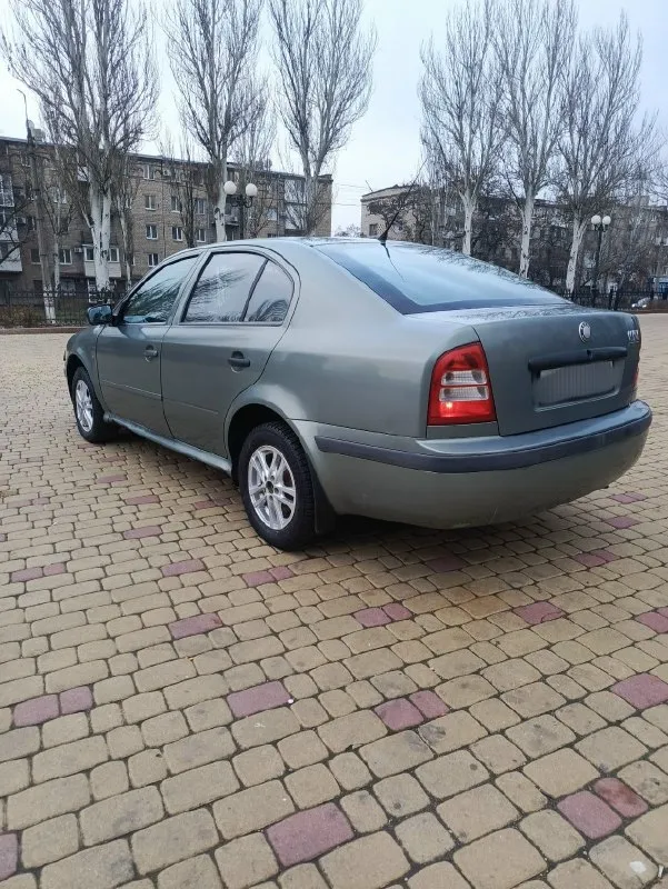 Продам 2002г skoda. tour 1.6 мотор бензин работает идеально масло не расходует не дымит не троит авто в отличном состоянии хорошо сохранилась кпп без хрустов и вылетов плавная кулиса заходит как нада по авто гнили нету ходовая часть вся пересыпана ездить очень мягенка и комфортна днище лазит не нада вся живая машина каждый день ездить проблем нету документы в порядке можем ехать в мрэо и спокойно оформлять стоит резина зима на хороших литых дисках стоит хорошая оптика фары стоят линзовые электрика исправна печка работает очень хорошо машина на каждый день для роботы или так по ездить самое то под капот можно не лазить авто завëл и поехал салон приятный музыка штатная цена всего-лишь 350.000 но есть и торг всегда буду рад договорится с приятными и адекватными людьми посмотреть авто можно г. донецк +79493866286 📞 звоните: +7(949)3866286 - фотография - 3