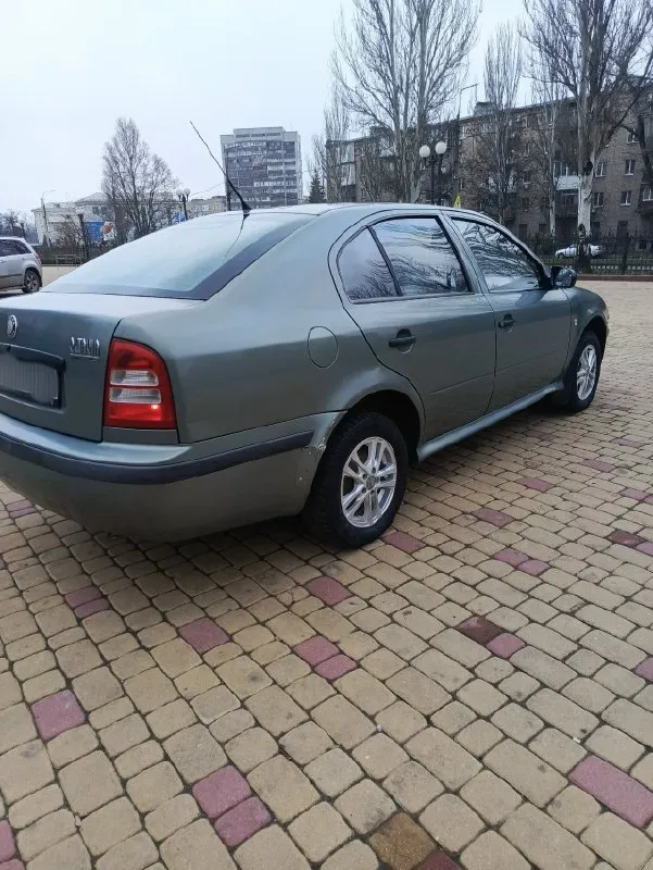 Продам 2002г skoda. tour 1.6 мотор бензин работает идеально масло не расходует не дымит не троит авто в отличном состоянии хорошо сохранилась кпп без хрустов и вылетов плавная кулиса заходит как нада по авто гнили нету ходовая часть вся пересыпана ездить очень мягенка и комфортна днище лазит не нада вся живая машина каждый день ездить проблем нету документы в порядке можем ехать в мрэо и спокойно оформлять стоит резина зима на хороших литых дисках стоит хорошая оптика фары стоят линзовые электрика исправна печка работает очень хорошо машина на каждый день для роботы или так по ездить самое то под капот можно не лазить авто завëл и поехал салон приятный музыка штатная цена всего-лишь 350.000 но есть и торг всегда буду рад договорится с приятными и адекватными людьми посмотреть авто можно г. донецк +79493866286 📞 звоните: +7(949)3866286 - фотография - 5