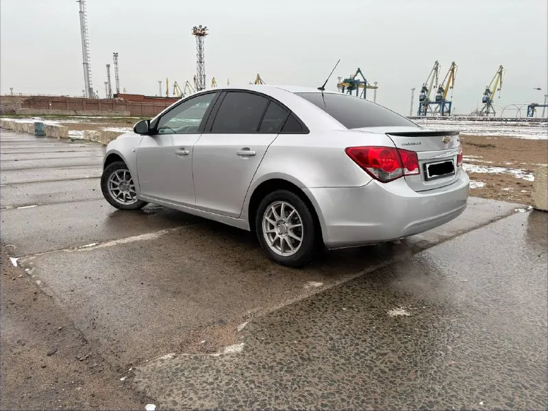 Продам chevrolet cruze цена : 680 000₽ торг год выпуска :2012 двигатель :1.8 пробег : 230 000 км коробка передач: автомат топливо : бензин машина - комфорт полностью на ходу, коробка работает, не пинается, мотор масло не берет, есть мелкие нюансы по кузову. документы в порядке. машинку можно посмотреть мариуполе. так же есть обмен на другое авто с доплатой в обе стороны, остальные вопросы по телефону: +79491024208 📞 звоните: +7(949)1024208 - фотография - 3