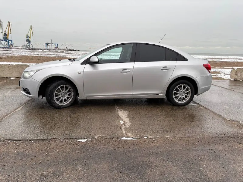 Продам chevrolet cruze цена : 680 000₽ торг год выпуска :2012 двигатель :1.8 пробег : 230 000 км коробка передач: автомат топливо : бензин машина - комфорт полностью на ходу, коробка работает, не пинается, мотор масло не берет, есть мелкие нюансы по кузову. документы в порядке. машинку можно посмотреть мариуполе. так же есть обмен на другое авто с доплатой в обе стороны, остальные вопросы по телефону: +79491024208 📞 звоните: +7(949)1024208 - фотография - 4