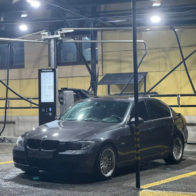 Bmw e90 n52b25 218 л. с 2005 год 2.5 бензин -start stop -мультируль -подогрев передних сидений -климат 2х зонный -подогрев заднего стекла -панорамный люк -монитор штатный -хорошая штатная музыка на блютусе -подлокотник с 2 подстаканниками сзади состояние кузова на твердую 4, косяки по лкп есть, но не критичные. 3 тыс км назад делал раскоксовку двигателя, нареканий по работе нет от слова совсем. но! не дымит, но масло кушает (литр уходит примерно за 2000-2500км) коробка без нареканий ходовка сбитая и без нареканий. это тройка, поэтому довольно таки жесткая. из моих вложений: накидывать ветра как все не буду) вложил не сильно много сделал раскоксовку 2 тыс. км назад (соответственно замена масел и фильтров) тогда же и поменял сзади опоры амортизатора. вся электрика, все подсветочки работают в штатном режиме. рассмотрю обмен с доплатой в обе стороны 💰цена: 950.000 торг 📲 +79885867594, либо тг: +79493910167 (симка в блоке, поэтому звонить на мтс 📞 звоните: +7(949)3910167 - фотография - 1