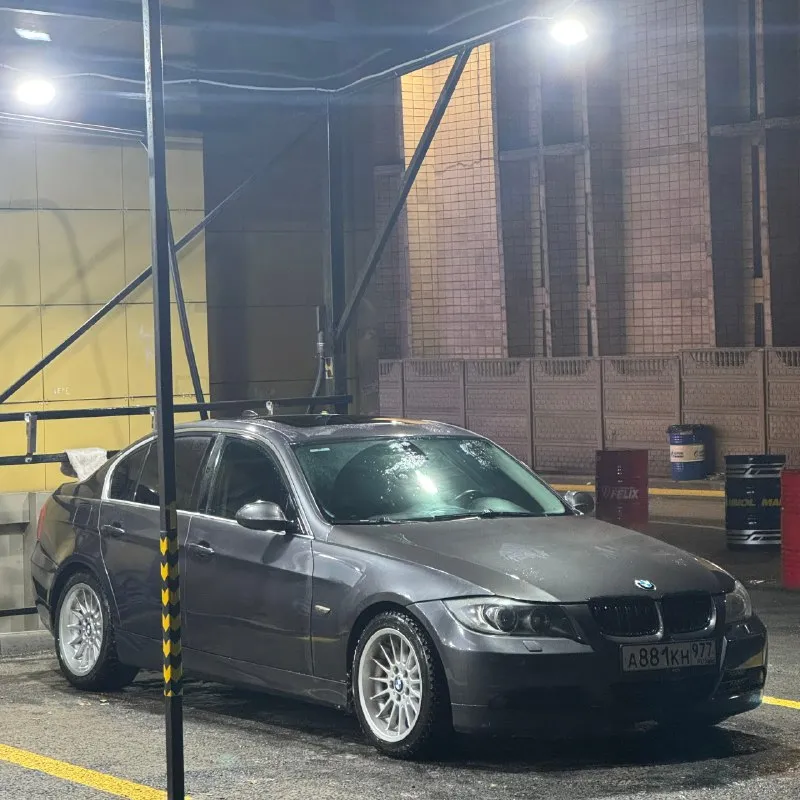 Bmw e90 n52b25 218 л. с 2005 год 2.5 бензин -start stop -мультируль -подогрев передних сидений -климат 2х зонный -подогрев заднего стекла -панорамный люк -монитор штатный -хорошая штатная музыка на блютусе -подлокотник с 2 подстаканниками сзади состояние кузова на твердую 4, косяки по лкп есть, но не критичные. 3 тыс км назад делал раскоксовку двигателя, нареканий по работе нет от слова совсем. но! не дымит, но масло кушает (литр уходит примерно за 2000-2500км) коробка без нареканий ходовка сбитая и без нареканий. это тройка, поэтому довольно таки жесткая. из моих вложений: накидывать ветра как все не буду) вложил не сильно много сделал раскоксовку 2 тыс. км назад (соответственно замена масел и фильтров) тогда же и поменял сзади опоры амортизатора. вся электрика, все подсветочки работают в штатном режиме. рассмотрю обмен с доплатой в обе стороны 💰цена: 950.000 торг 📲 +79885867594, либо тг: +79493910167 (симка в блоке, поэтому звонить на мтс 📞 звоните: +7(949)3910167 - фотография - 2