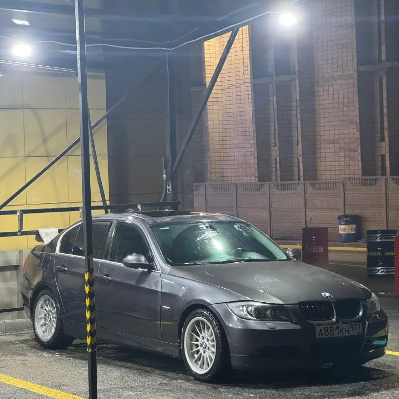 Bmw e90 n52b25 218 л. с 2005 год 2.5 бензин -start stop -мультируль -подогрев передних сидений -климат 2х зонный -подогрев заднего стекла -панорамный люк -монитор штатный -хорошая штатная музыка на блютусе -подлокотник с 2 подстаканниками сзади состояние кузова на твердую 4, косяки по лкп есть, но не критичные. 3 тыс км назад делал раскоксовку двигателя, нареканий по работе нет от слова совсем. но! не дымит, но масло кушает (литр уходит примерно за 2000-2500км) коробка без нареканий ходовка сбитая и без нареканий. это тройка, поэтому довольно таки жесткая. из моих вложений: накидывать ветра как все не буду) вложил не сильно много сделал раскоксовку 2 тыс. км назад (соответственно замена масел и фильтров) тогда же и поменял сзади опоры амортизатора. вся электрика, все подсветочки работают в штатном режиме. рассмотрю обмен с доплатой в обе стороны 💰цена: 950.000 торг 📲 +79885867594, либо тг: +79493910167 (симка в блоке, поэтому звонить на мтс 📞 звоните: +7(949)3910167 - фотография - 3