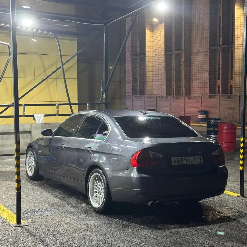 Bmw e90 n52b25 218 л. с 2005 год 2.5 бензин -start stop -мультируль -подогрев передних сидений -климат 2х зонный -подогрев заднего стекла -панорамный люк -монитор штатный -хорошая штатная музыка на блютусе -подлокотник с 2 подстаканниками сзади состояние кузова на твердую 4, косяки по лкп есть, но не критичные. 3 тыс км назад делал раскоксовку двигателя, нареканий по работе нет от слова совсем. но! не дымит, но масло кушает (литр уходит примерно за 2000-2500км) коробка без нареканий ходовка сбитая и без нареканий. это тройка, поэтому довольно таки жесткая. из моих вложений: накидывать ветра как все не буду) вложил не сильно много сделал раскоксовку 2 тыс. км назад (соответственно замена масел и фильтров) тогда же и поменял сзади опоры амортизатора. вся электрика, все подсветочки работают в штатном режиме. рассмотрю обмен с доплатой в обе стороны 💰цена: 950.000 торг 📲 +79885867594, либо тг: +79493910167 (симка в блоке, поэтому звонить на мтс 📞 звоните: +7(949)3910167 - фотография - 4