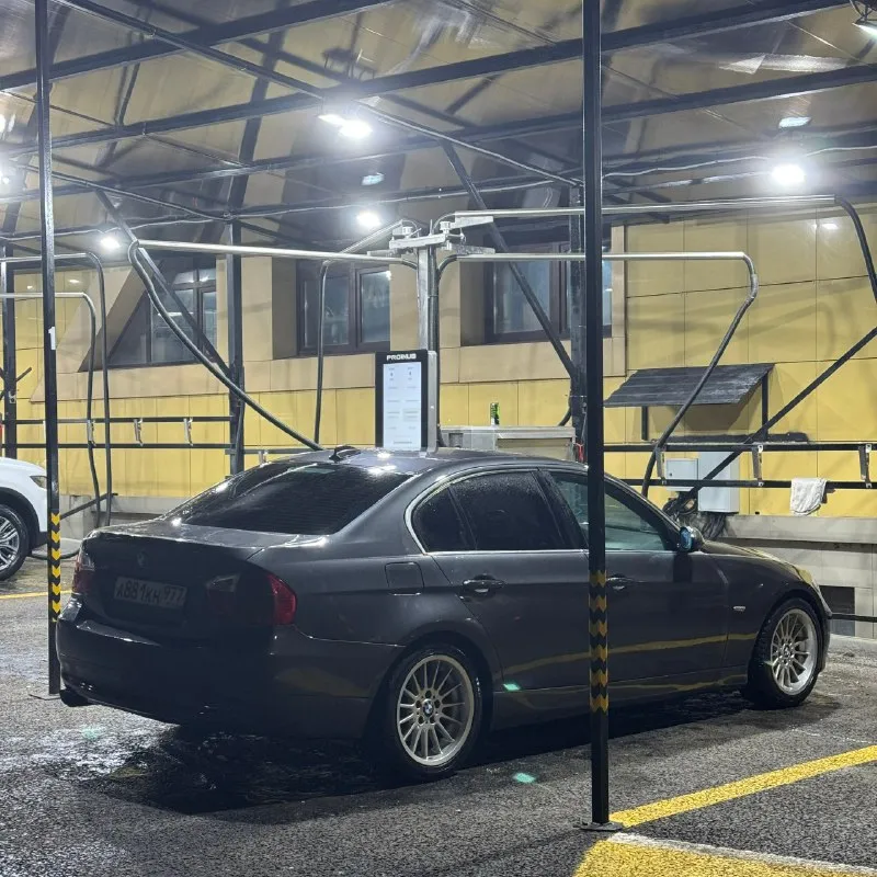 Bmw e90 n52b25 218 л. с 2005 год 2.5 бензин -start stop -мультируль -подогрев передних сидений -климат 2х зонный -подогрев заднего стекла -панорамный люк -монитор штатный -хорошая штатная музыка на блютусе -подлокотник с 2 подстаканниками сзади состояние кузова на твердую 4, косяки по лкп есть, но не критичные. 3 тыс км назад делал раскоксовку двигателя, нареканий по работе нет от слова совсем. но! не дымит, но масло кушает (литр уходит примерно за 2000-2500км) коробка без нареканий ходовка сбитая и без нареканий. это тройка, поэтому довольно таки жесткая. из моих вложений: накидывать ветра как все не буду) вложил не сильно много сделал раскоксовку 2 тыс. км назад (соответственно замена масел и фильтров) тогда же и поменял сзади опоры амортизатора. вся электрика, все подсветочки работают в штатном режиме. рассмотрю обмен с доплатой в обе стороны 💰цена: 950.000 торг 📲 +79885867594, либо тг: +79493910167 (симка в блоке, поэтому звонить на мтс 📞 звоните: +7(949)3910167 - фотография - 5