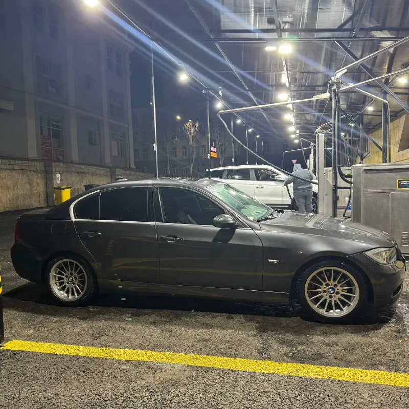 Bmw e90 n52b25 218 л. с 2005 год 2.5 бензин -start stop -мультируль -подогрев передних сидений -климат 2х зонный -подогрев заднего стекла -панорамный люк -монитор штатный -хорошая штатная музыка на блютусе -подлокотник с 2 подстаканниками сзади состояние кузова на твердую 4, косяки по лкп есть, но не критичные. 3 тыс км назад делал раскоксовку двигателя, нареканий по работе нет от слова совсем. но! не дымит, но масло кушает (литр уходит примерно за 2000-2500км) коробка без нареканий ходовка сбитая и без нареканий. это тройка, поэтому довольно таки жесткая. из моих вложений: накидывать ветра как все не буду) вложил не сильно много сделал раскоксовку 2 тыс. км назад (соответственно замена масел и фильтров) тогда же и поменял сзади опоры амортизатора. вся электрика, все подсветочки работают в штатном режиме. рассмотрю обмен с доплатой в обе стороны 💰цена: 950.000 торг 📲 +79885867594, либо тг: +79493910167 (симка в блоке, поэтому звонить на мтс 📞 звоните: +7(949)3910167 - фотография - 6