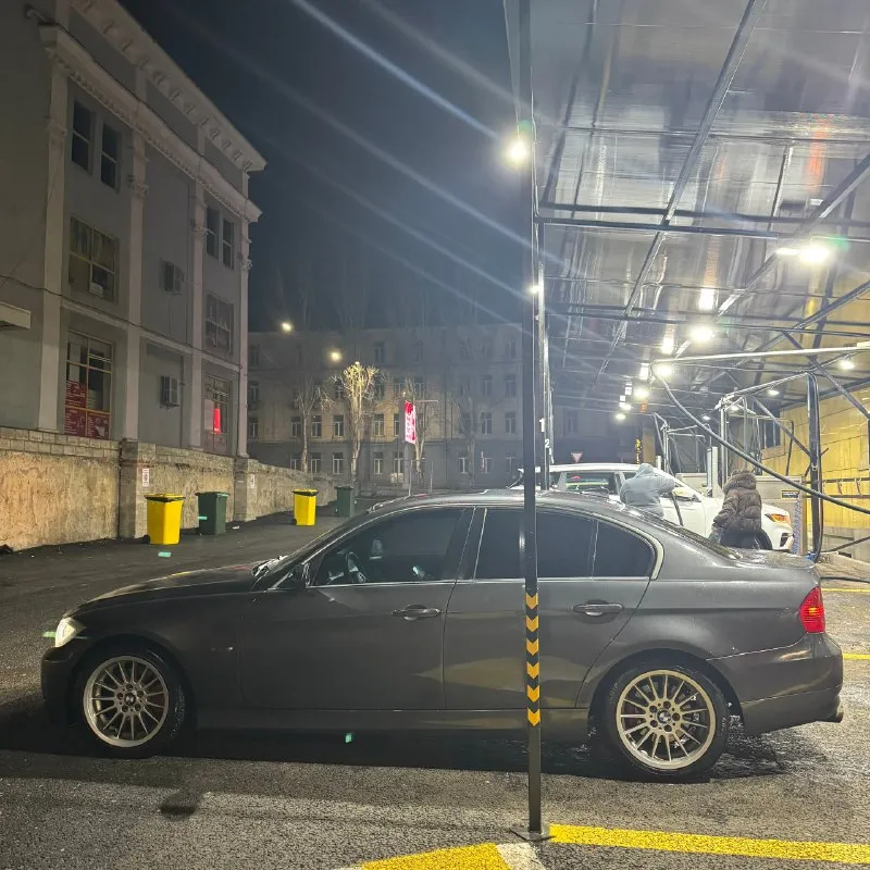 Bmw e90 n52b25 218 л. с 2005 год 2.5 бензин -start stop -мультируль -подогрев передних сидений -климат 2х зонный -подогрев заднего стекла -панорамный люк -монитор штатный -хорошая штатная музыка на блютусе -подлокотник с 2 подстаканниками сзади состояние кузова на твердую 4, косяки по лкп есть, но не критичные. 3 тыс км назад делал раскоксовку двигателя, нареканий по работе нет от слова совсем. но! не дымит, но масло кушает (литр уходит примерно за 2000-2500км) коробка без нареканий ходовка сбитая и без нареканий. это тройка, поэтому довольно таки жесткая. из моих вложений: накидывать ветра как все не буду) вложил не сильно много сделал раскоксовку 2 тыс. км назад (соответственно замена масел и фильтров) тогда же и поменял сзади опоры амортизатора. вся электрика, все подсветочки работают в штатном режиме. рассмотрю обмен с доплатой в обе стороны 💰цена: 950.000 торг 📲 +79885867594, либо тг: +79493910167 (симка в блоке, поэтому звонить на мтс 📞 звоните: +7(949)3910167 - фотография - 7