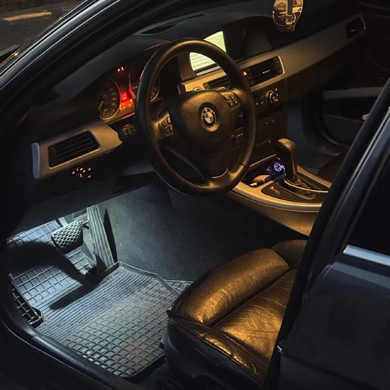 Bmw e90 n52b25 218 л. с 2005 год 2.5 бензин -start stop -мультируль -подогрев передних сидений -климат 2х зонный -подогрев заднего стекла -панорамный люк -монитор штатный -хорошая штатная музыка на блютусе -подлокотник с 2 подстаканниками сзади состояние кузова на твердую 4, косяки по лкп есть, но не критичные. 3 тыс км назад делал раскоксовку двигателя, нареканий по работе нет от слова совсем. но! не дымит, но масло кушает (литр уходит примерно за 2000-2500км) коробка без нареканий ходовка сбитая и без нареканий. это тройка, поэтому довольно таки жесткая. из моих вложений: накидывать ветра как все не буду) вложил не сильно много сделал раскоксовку 2 тыс. км назад (соответственно замена масел и фильтров) тогда же и поменял сзади опоры амортизатора. вся электрика, все подсветочки работают в штатном режиме. рассмотрю обмен с доплатой в обе стороны 💰цена: 950.000 торг 📲 +79885867594, либо тг: +79493910167 (симка в блоке, поэтому звонить на мтс 📞 звоните: +7(949)3910167 - фотография - 8
