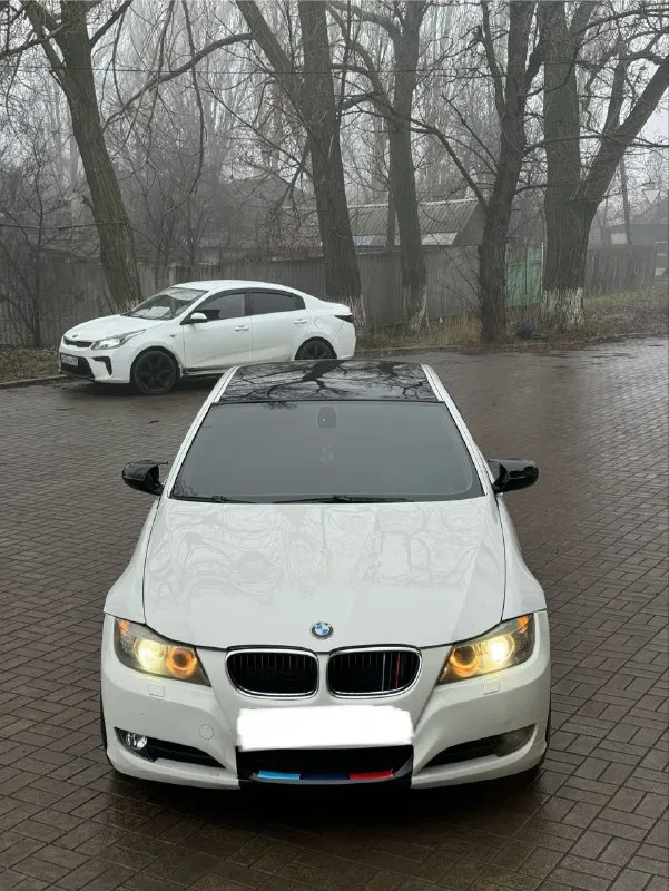 Bmw 3 серии (е90) бмв e90 💰985.000💰 2.0 бензин 2010г мотор в отличном состоянии, не дымит, не троит, едет бодро, приятный выхлоп) коробка классический автомат, без пинков, без рывков) ходовая отличная, не гремит, не стучит! едет ровно диски м оригинал, на отличной резине. по электрике все работает исправно! подсветка контурная приятная, подогревы сидений, зеркал приятно очень выглядит, едет) не где не течет, все сухо чисто без вложений, сел и поехал) обслуженная машинка документы чистые, без проблем, продажа от хозяина) на местном учете переоформление можно сразу в мрэо осмотр г. макеевка связь +79496073269 или +79496440125 цена 985.000 руб торг - фотография - 2