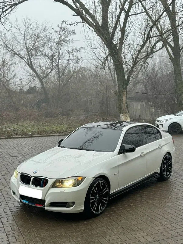 Bmw 3 серии (е90) бмв e90 💰985.000💰 2.0 бензин 2010г мотор в отличном состоянии, не дымит, не троит, едет бодро, приятный выхлоп) коробка классический автомат, без пинков, без рывков) ходовая отличная, не гремит, не стучит! едет ровно диски м оригинал, на отличной резине. по электрике все работает исправно! подсветка контурная приятная, подогревы сидений, зеркал приятно очень выглядит, едет) не где не течет, все сухо чисто без вложений, сел и поехал) обслуженная машинка документы чистые, без проблем, продажа от хозяина) на местном учете переоформление можно сразу в мрэо осмотр г. макеевка связь +79496073269 или +79496440125 цена 985.000 руб торг - фотография - 3