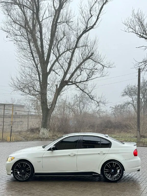 Bmw 3 серии (е90) бмв e90 💰985.000💰 2.0 бензин 2010г мотор в отличном состоянии, не дымит, не троит, едет бодро, приятный выхлоп) коробка классический автомат, без пинков, без рывков) ходовая отличная, не гремит, не стучит! едет ровно диски м оригинал, на отличной резине. по электрике все работает исправно! подсветка контурная приятная, подогревы сидений, зеркал приятно очень выглядит, едет) не где не течет, все сухо чисто без вложений, сел и поехал) обслуженная машинка документы чистые, без проблем, продажа от хозяина) на местном учете переоформление можно сразу в мрэо осмотр г. макеевка связь +79496073269 или +79496440125 цена 985.000 руб торг - фотография - 7