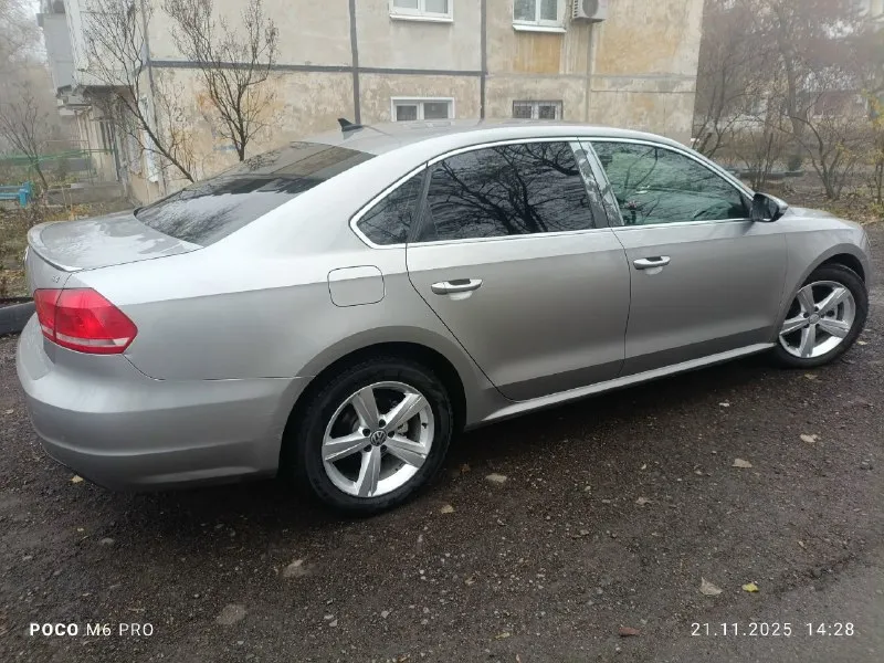 Собственник!!!продам volkswagen b7 american 2012 г. в двигатель 2.5 атмосфера. (самый надёжный в линейке)облужен полностью масло лью ravenol 5w30.не ест ни грамма. так же установлен газ. коробка aisin 6 скорости работает идеально. частичная замену делал 5000 км назад. ходовая вся взбитая. ничего не гремит. не тарахтит. салон в очень хорошем состоянии для своих лет. не порван. не грязный. не прокурен. кузов в хорошем состоянии но есть маленькие сколы в силу возраста. хорошая комплектация. двух зонный климат контроль. (обслужен). люк работает во всех положениях. подогрев передних сидений. мультируль. датчик света. так же 2 комплекта ковриков. на ближний свет установлены дорогие линзы и лампы. так что со светом проблема устранена. авто полностью обслужено!!!доедет куда угодно!!! я хозяин авто. и продаю тоже я. причина продажи. покупка другого авто классом выше. +79493750693 осмотр донецк центр. цена 1.200 тыс 📞 звоните: +7(949)3750693 - фотография - 2