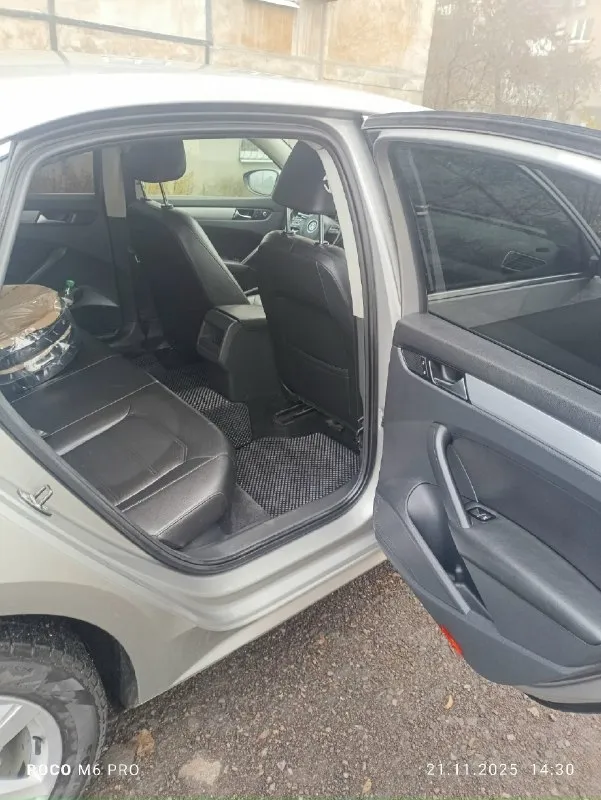 Собственник!!!продам volkswagen b7 american 2012 г. в двигатель 2.5 атмосфера. (самый надёжный в линейке)облужен полностью масло лью ravenol 5w30.не ест ни грамма. так же установлен газ. коробка aisin 6 скорости работает идеально. частичная замену делал 5000 км назад. ходовая вся взбитая. ничего не гремит. не тарахтит. салон в очень хорошем состоянии для своих лет. не порван. не грязный. не прокурен. кузов в хорошем состоянии но есть маленькие сколы в силу возраста. хорошая комплектация. двух зонный климат контроль. (обслужен). люк работает во всех положениях. подогрев передних сидений. мультируль. датчик света. так же 2 комплекта ковриков. на ближний свет установлены дорогие линзы и лампы. так что со светом проблема устранена. авто полностью обслужено!!!доедет куда угодно!!! я хозяин авто. и продаю тоже я. причина продажи. покупка другого авто классом выше. +79493750693 осмотр донецк центр. цена 1.200 тыс 📞 звоните: +7(949)3750693 - фотография - 7