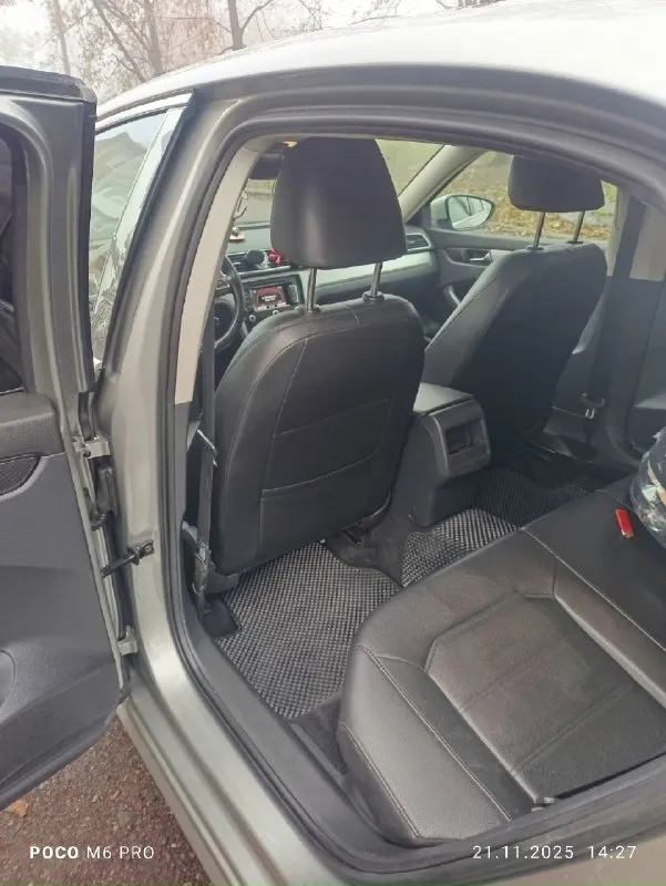 Собственник!!!продам volkswagen b7 american 2012 г. в двигатель 2.5 атмосфера. (самый надёжный в линейке)облужен полностью масло лью ravenol 5w30.не ест ни грамма. так же установлен газ. коробка aisin 6 скорости работает идеально. частичная замену делал 5000 км назад. ходовая вся взбитая. ничего не гремит. не тарахтит. салон в очень хорошем состоянии для своих лет. не порван. не грязный. не прокурен. кузов в хорошем состоянии но есть маленькие сколы в силу возраста. хорошая комплектация. двух зонный климат контроль. (обслужен). люк работает во всех положениях. подогрев передних сидений. мультируль. датчик света. так же 2 комплекта ковриков. на ближний свет установлены дорогие линзы и лампы. так что со светом проблема устранена. авто полностью обслужено!!!доедет куда угодно!!! я хозяин авто. и продаю тоже я. причина продажи. покупка другого авто классом выше. +79493750693 осмотр донецк центр. цена 1.200 тыс 📞 звоните: +7(949)3750693 - фотография - 8