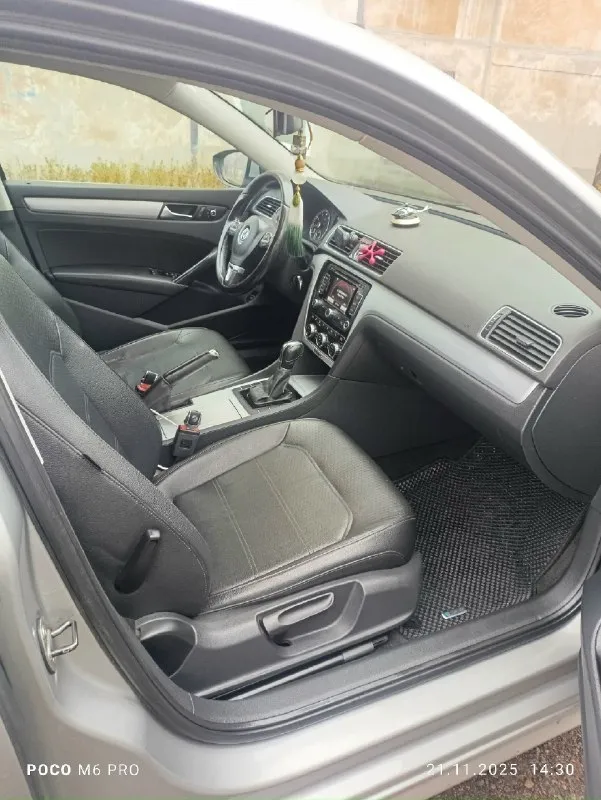 Собственник!!!продам volkswagen b7 american 2012 г. в двигатель 2.5 атмосфера. (самый надёжный в линейке)облужен полностью масло лью ravenol 5w30.не ест ни грамма. так же установлен газ. коробка aisin 6 скорости работает идеально. частичная замену делал 5000 км назад. ходовая вся взбитая. ничего не гремит. не тарахтит. салон в очень хорошем состоянии для своих лет. не порван. не грязный. не прокурен. кузов в хорошем состоянии но есть маленькие сколы в силу возраста. хорошая комплектация. двух зонный климат контроль. (обслужен). люк работает во всех положениях. подогрев передних сидений. мультируль. датчик света. так же 2 комплекта ковриков. на ближний свет установлены дорогие линзы и лампы. так что со светом проблема устранена. авто полностью обслужено!!!доедет куда угодно!!! я хозяин авто. и продаю тоже я. причина продажи. покупка другого авто классом выше. +79493750693 осмотр донецк центр. цена 1.200 тыс 📞 звоните: +7(949)3750693 - фотография - 9