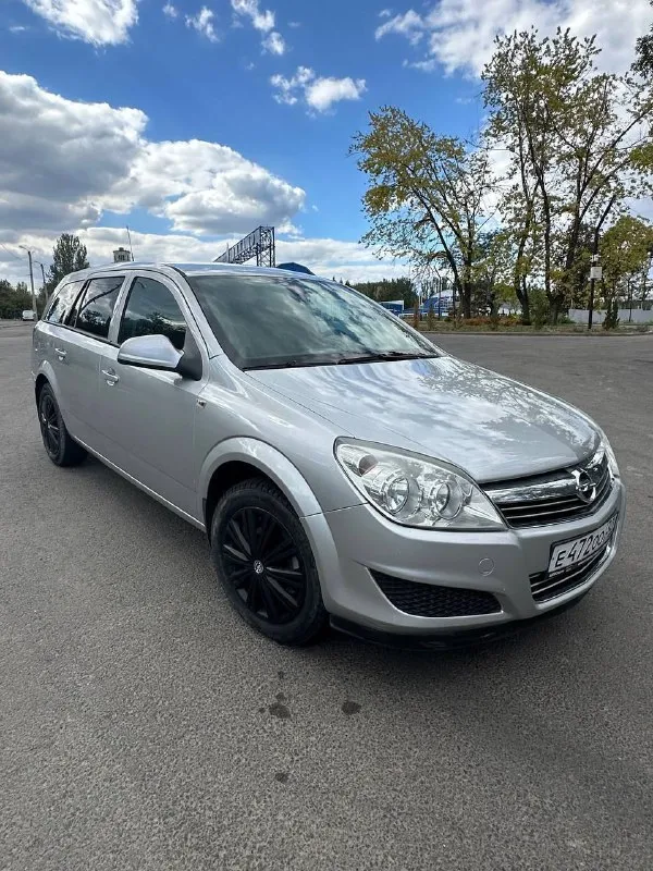 Opel astra 2012 года выпуска! двигатель 1.6 дизель, едет ровно, не дымит. коробка механика, переключает передачи ровно, без посторонних звуков так сказать. пробега 194 тыс. км. в авто присутствует кондиционер (отлично холодит), мультируль, эл. стеклоподъёмники. цена: 850.000 ( торг у капота) +79498947699 - фотография - 2