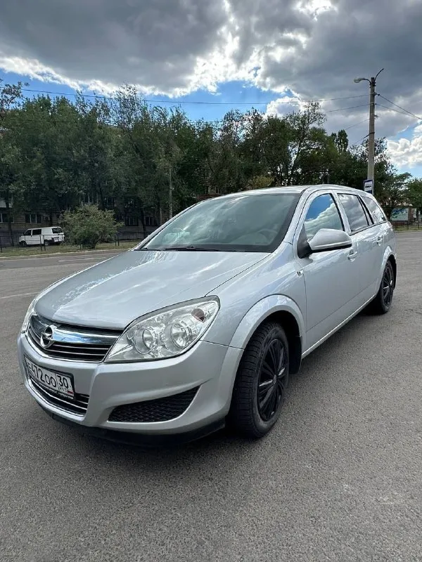 Opel astra 2012 года выпуска! двигатель 1.6 дизель, едет ровно, не дымит. коробка механика, переключает передачи ровно, без посторонних звуков так сказать. пробега 194 тыс. км. в авто присутствует кондиционер (отлично холодит), мультируль, эл. стеклоподъёмники. цена: 850.000 ( торг у капота) +79498947699 - фотография - 4