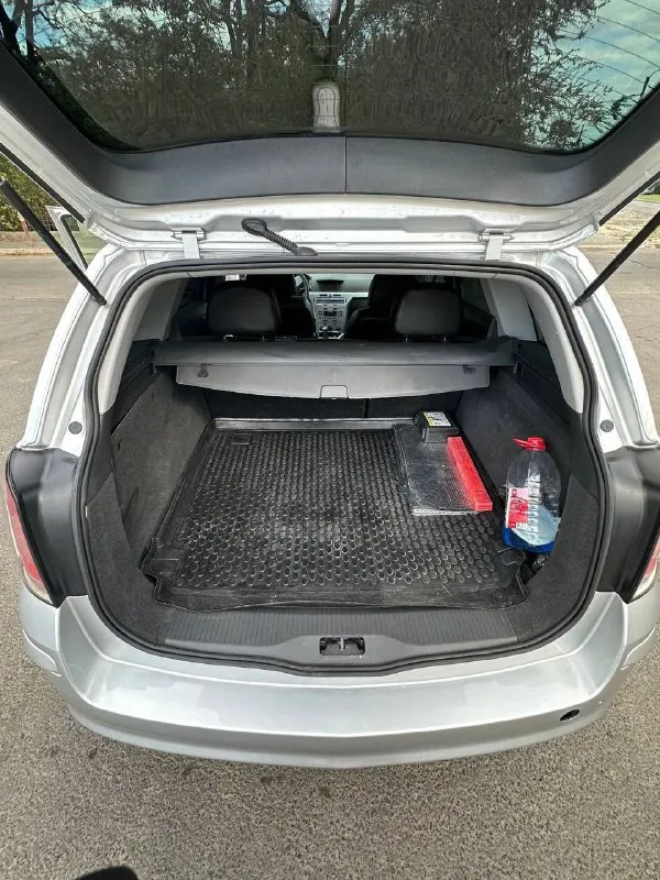 Opel astra 2012 года выпуска! двигатель 1.6 дизель, едет ровно, не дымит. коробка механика, переключает передачи ровно, без посторонних звуков так сказать. пробега 194 тыс. км. в авто присутствует кондиционер (отлично холодит), мультируль, эл. стеклоподъёмники. цена: 850.000 ( торг у капота) +79498947699 - фотография - 7