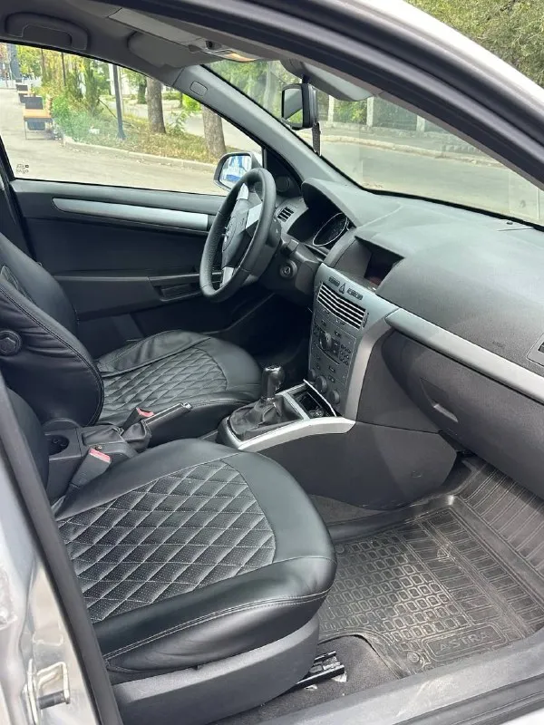 Opel astra 2012 года выпуска! двигатель 1.6 дизель, едет ровно, не дымит. коробка механика, переключает передачи ровно, без посторонних звуков так сказать. пробега 194 тыс. км. в авто присутствует кондиционер (отлично холодит), мультируль, эл. стеклоподъёмники. цена: 850.000 ( торг у капота) +79498947699 - фотография - 8